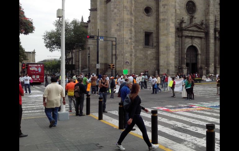 Los manifestantes gritan consignas esperando una solución a su problema. EL INFORMADOR / E. Olvera