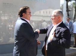 El gobernador del estado de Veravruz, Javier Duarte (izq), estuvo presente en el evento junto con el nadador Moreno Loyo (Der). NTX / G. Duran.