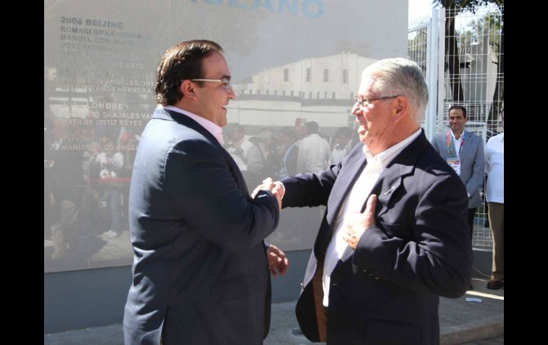 El gobernador del estado de Veravruz, Javier Duarte (izq), estuvo presente en el evento junto con el nadador Moreno Loyo (Der). NTX / G. Duran.