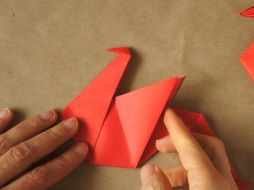 El origami es el milenario arte japonés de crear figuras de papel únicamente con dobleces, sin recortes ni pegamento. YOUTUBE / Leyla Torres