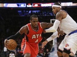 Carmelo Anthony cubre a Paul Millsap, quien anota 19 puntos durante la jornada. AP / F. Franklin