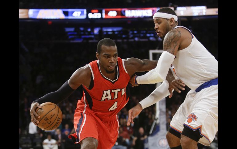 Carmelo Anthony cubre a Paul Millsap, quien anota 19 puntos durante la jornada. AP / F. Franklin