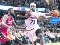 Imparable. LeBron James (23) de los Cavaliers de Cleveland dribla a Tyreke Evans de los Pelicanos de New Orleans. AP /  M. Duncan