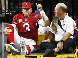 El quarterback de Arizona, Carson Palmer, al momento de dejar el campo durante el tercer cuarto del juego frente a Carneros. AFP / C. Petersen