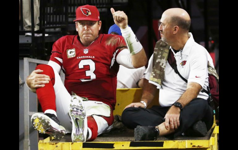 El quarterback de Arizona, Carson Palmer, al momento de dejar el campo durante el tercer cuarto del juego frente a Carneros. AFP / C. Petersen