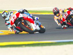 Se divierten. Alex (izq.) y Marc (der.) Márquez rodaron juntos ayer en el Circuito de Valencia sobre las motos Honda de Marc. EFE / K. Försterling