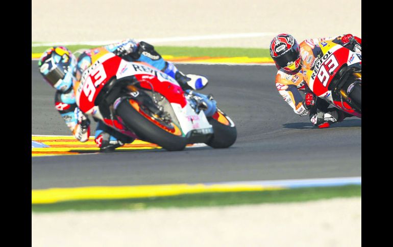 Se divierten. Alex (izq.) y Marc (der.) Márquez rodaron juntos ayer en el Circuito de Valencia sobre las motos Honda de Marc. EFE / K. Försterling