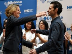 Craig, al salir recibió un abrazo de una de sus compañeras. AFP / D. Emmert