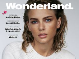 Taylor sorprendió a sus fans con este look más natural. ESPECIAL / @wonderlandmag