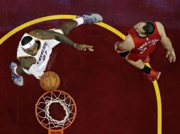 El astro de los Cavaliers se queda con 32 puntos, 11 rebotes y nueve asistencias. AP / M. Duncan