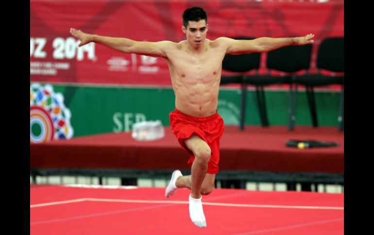 Daniel Corral durante la práctica del equipo mexicano de gimnasia, en las instalaciones del Complejo Leyes de Reforma, en Boca del Río. NTX / J. Arciga