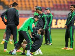 Giovani dos Santos bromea con Andrés Guardado ante la mirada de Carlos Vela, durante el reconocimiento al estadio Ámsterdam ArenA. MEXSPORT / J. Martinez