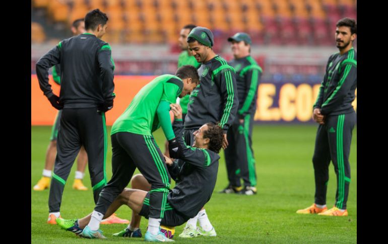 Giovani dos Santos bromea con Andrés Guardado ante la mirada de Carlos Vela, durante el reconocimiento al estadio Ámsterdam ArenA. MEXSPORT / J. Martinez