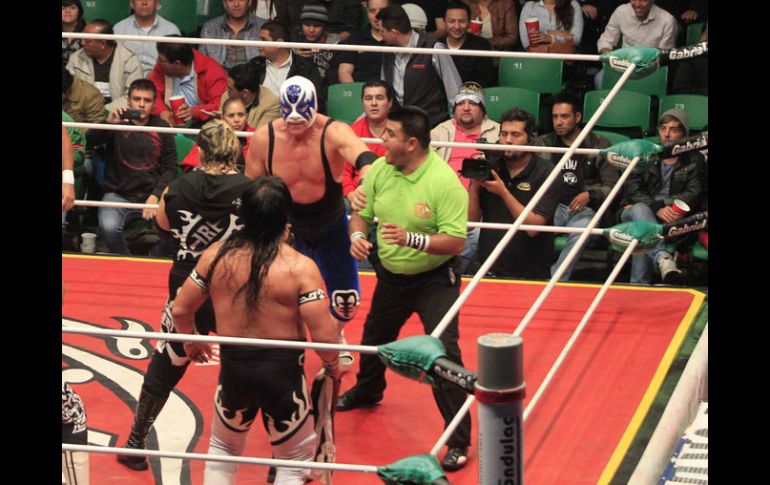 Luego de la victoria, Atlantis retó a Último Guerrero a protagonizar una lucha mano a mano la próxima semana. EL INFORMADOR / M. Vargas