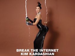 En una de las imágenes, luce un vestido negro y recrea el icónico 'Champagne incident'. TWITTER / @kimkardashian