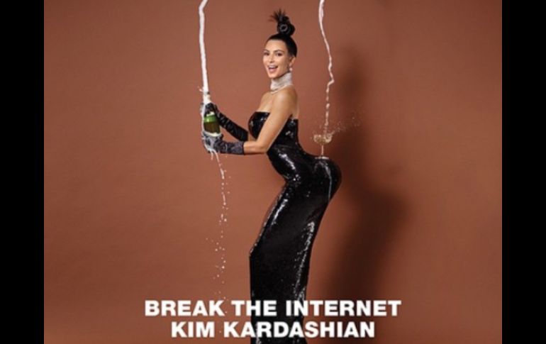 En una de las imágenes, luce un vestido negro y recrea el icónico 'Champagne incident'. TWITTER / @kimkardashian