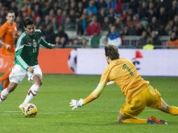 El técnico reconoció la labor del delantero Carlos Vela. EFE / J. Ruhhe