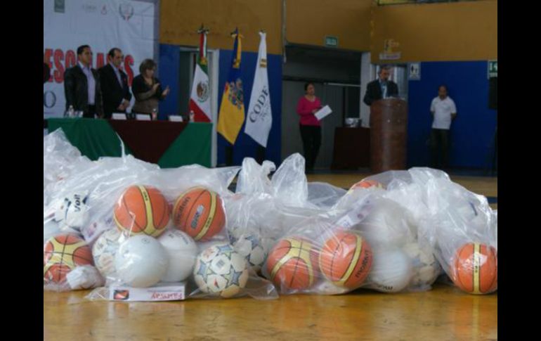 Imagen de la ceremonia de entrega de apoyos deportivos. TWITTER / @CODEJALISCO