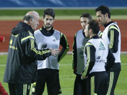 El técnico de España, Vicente del Bosque, da indicaciones a sus jugadores para encarar a Bielorrusia. EFE / A. Martín