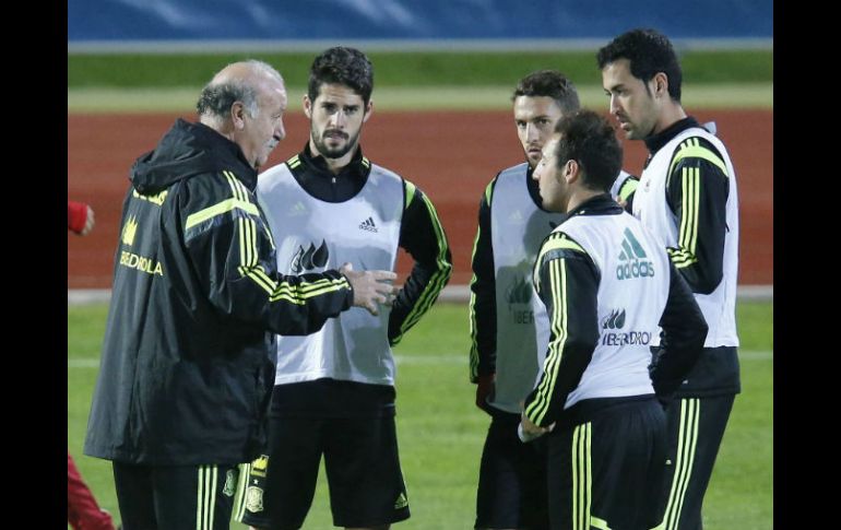 El técnico de España, Vicente del Bosque, da indicaciones a sus jugadores para encarar a Bielorrusia. EFE / A. Martín