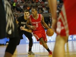 Isaiah Canaan pasa a Zack Lavine en su carrera hacia la canasta de los Timberwolves. AP / E. Verdugo