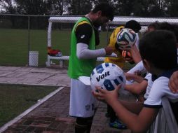 Durante el entrenamiento recibieron la visita de niños del Colegio Victoria. EL INFORMADOR / J. Robles