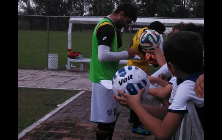 Durante el entrenamiento recibieron la visita de niños del Colegio Victoria. EL INFORMADOR / J. Robles