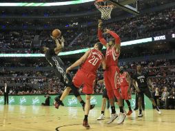 Howard se perdió el último partido de los Rockets, ante una derrota contra golden State, debido a síntomas de gripe. EFE / M. Guzmán.