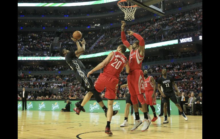 Howard se perdió el último partido de los Rockets, ante una derrota contra golden State, debido a síntomas de gripe. EFE / M. Guzmán.