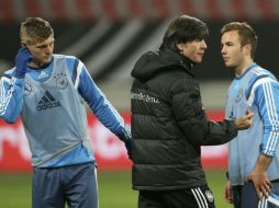 El técnico de Alemania, Joachim Löw, da indicaciones ante la mirada del volante deToni Kroos (izq.) y Mario Götze. EFE / D. Karmann