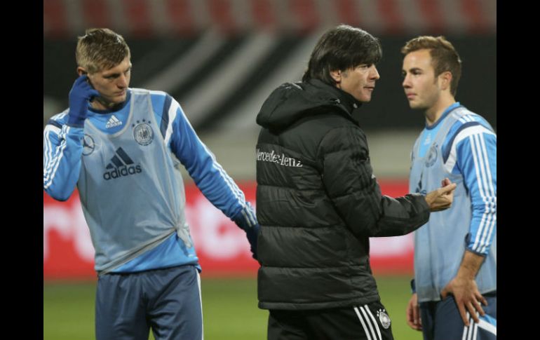 El técnico de Alemania, Joachim Löw, da indicaciones ante la mirada del volante deToni Kroos (izq.) y Mario Götze. EFE / D. Karmann