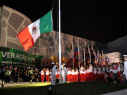 La bandera de México ondea ya en Veracruz; ayer fue izada ante la presencia de toda la delegación mexicana. MEXSPORT / L. Monroy