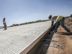 Según bomberos, el hidrocarburo comenzó a verterse después de un percance en las obras de construcción del Macrolibramiento. EL INFORMADOR / ARCHIVO