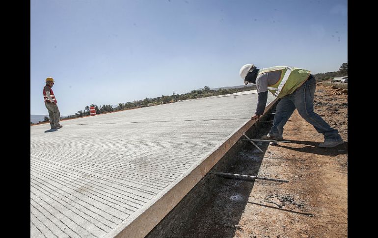 Según bomberos, el hidrocarburo comenzó a verterse después de un percance en las obras de construcción del Macrolibramiento. EL INFORMADOR / ARCHIVO