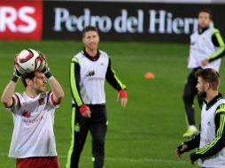 Iker Casillas (izq.), Gerard Piqué (der.), Sergio Ramos (centro) y Jordi Alba (al fondo) son parte de la base histórica de la Roja. AFP /  C. Quicler