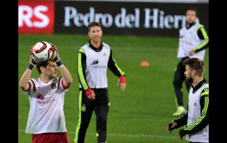 Iker Casillas (izq.), Gerard Piqué (der.), Sergio Ramos (centro) y Jordi Alba (al fondo) son parte de la base histórica de la Roja. AFP /  C. Quicler