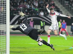 El atacante teutón del Bayern Munich, Thomas Müller (13), anotó los dos primeros goles del partido en el Grundig Stadion de Núremberg. AP / M. Schrader