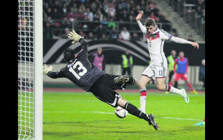 El atacante teutón del Bayern Munich, Thomas Müller (13), anotó los dos primeros goles del partido en el Grundig Stadion de Núremberg. AP / M. Schrader