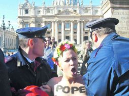 Activistas del grupo Femen, protestan en “topless” en el Vaticano contra la visita del Pontífice al Parlamento Europeo. EFE /