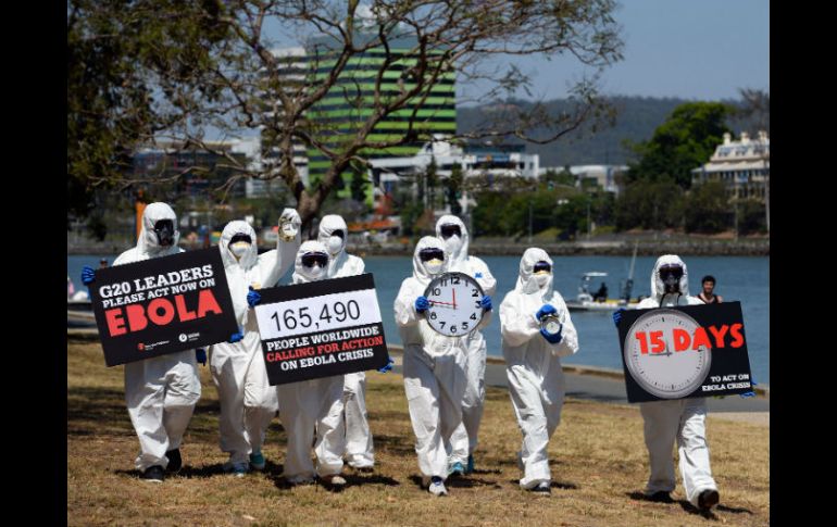 Preocupación. Manifestantes urgieron a los líderes mundiales a atacar con más recursos el ébola. AFP / G. Wood