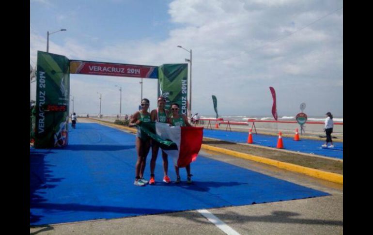 La atleta tapatía es la primer deportista jalisciense en lograr medalla de oro y la segunda mexicana en hacerlo en los JCC 2014. TWITTER / @JVeracruz2014