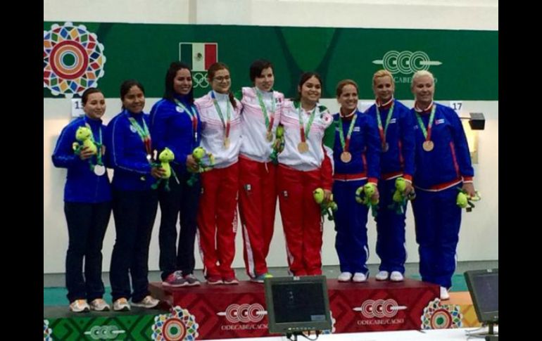 El equipo femenil mexicano de tiro deportivo logra el oro por conducto de Alexis Martínez, Salma Ramos y Andrea Palafox. TWITTER / @CONADE