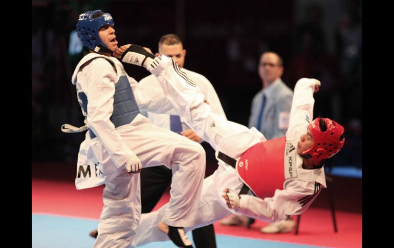 Adriano (azul) suma esta medalla de bronce a otros palmarés, como el Campeonato Mundial Puebla 2013. NTX / G. Durán