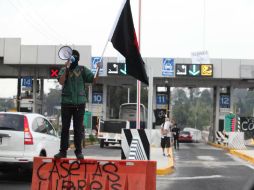 Un grupo de personas tomó la caseta de cobro de Tepotzotlán de la autopista México-Querétaro en protesta por los desaparecidos. SUN / J. Cabrera