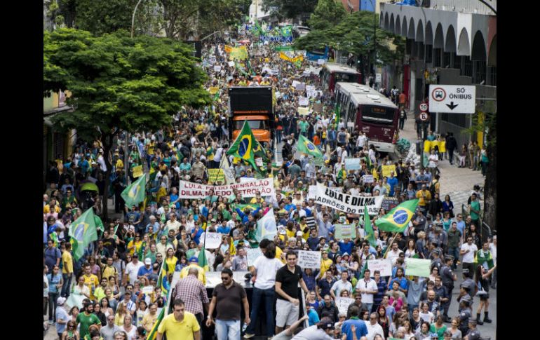 Grupos de derecha se manifestaron en Sao Paulo contra la corrupción y en demanda de un proceso de destitución para la presidenta. EFE / A. Cadena