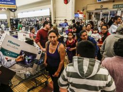 Desde la madrugada del viernes se observaron largas filas de clientes en las tiendas. EL INFORMADOR / ARCHIVO