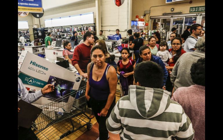 Desde la madrugada del viernes se observaron largas filas de clientes en las tiendas. EL INFORMADOR / ARCHIVO