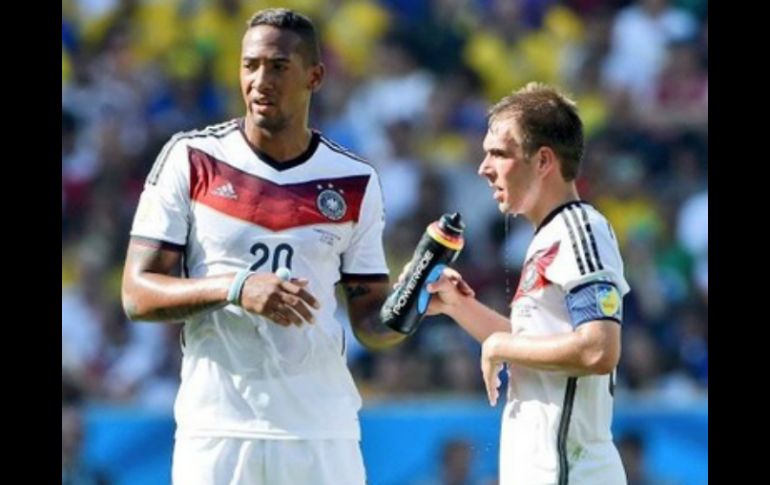 Boateng (i) se suma a otras bajas como la de Kramer y Schweinsteiger. TWITTER / @JB17Official