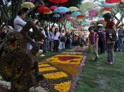 Una centena de artesanos trabajaron toda la noche en esta pieza, para la cual se requirieron más de tres millones de flores. NTX / G. Salas