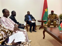 Isaac Zida destaca durante su discurso, que este documento es un 'homenaje vibrante a todo el pueblo' de Burkina Faso. AFP / I. Sanogo